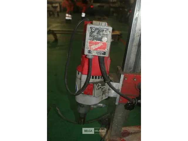 Milwaukee boorstatief met boormachine - afbeelding 4 van  7