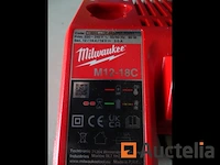Milwaukee m12-18c dubbele batterijlader - afbeelding 3 van  3