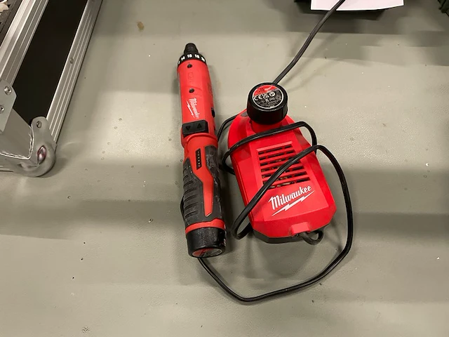 Milwaukee m4d, ratelsleutel met 2 accu's - afbeelding 1 van  4