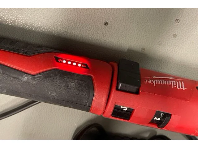 Milwaukee m4d, ratelsleutel met 2 accu's - afbeelding 3 van  4