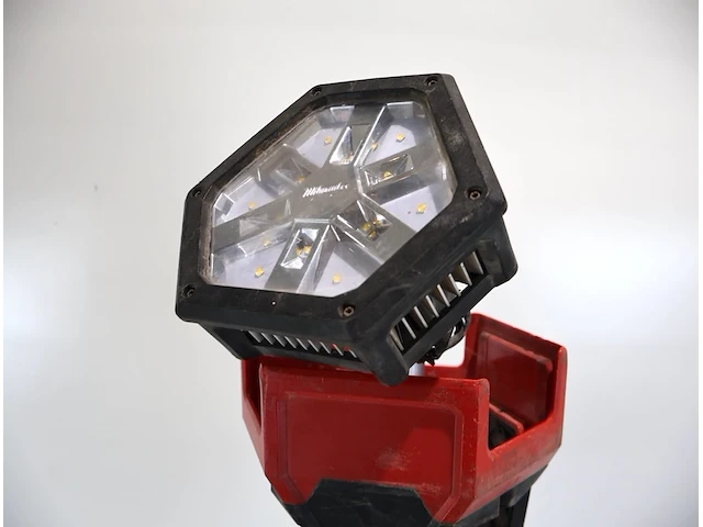Milwaukee werflamp op accu - afbeelding 3 van  5