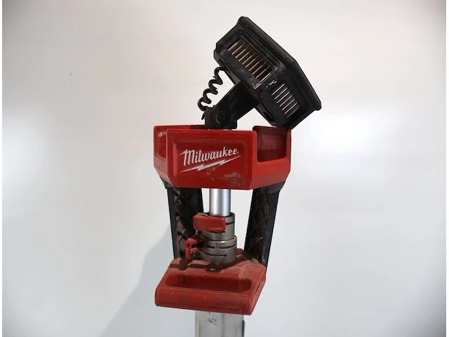 Milwaukee werflamp op accu - afbeelding 4 van  5