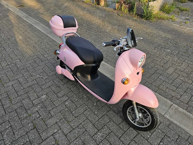 Minerva - elektrische scooter - brommer - afbeelding 6 van  9