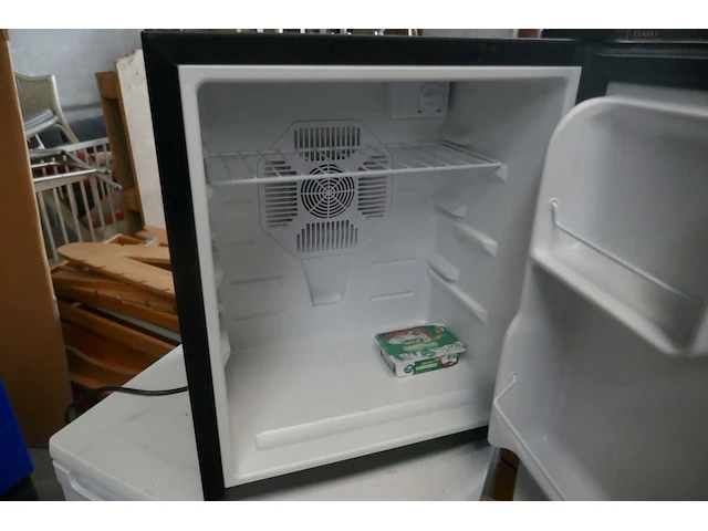 Mini koelkast en olieradiator - afbeelding 3 van  4