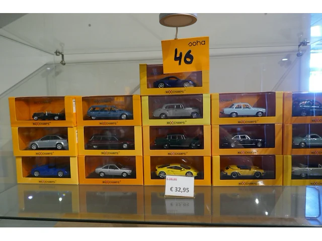 Miniatuur autos - 16 stuks maxichamps - afbeelding 1 van  4