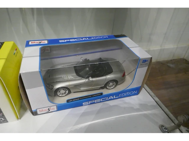 Miniatuur autos - 3 stuks maisto - burago + motos - afbeelding 4 van  8