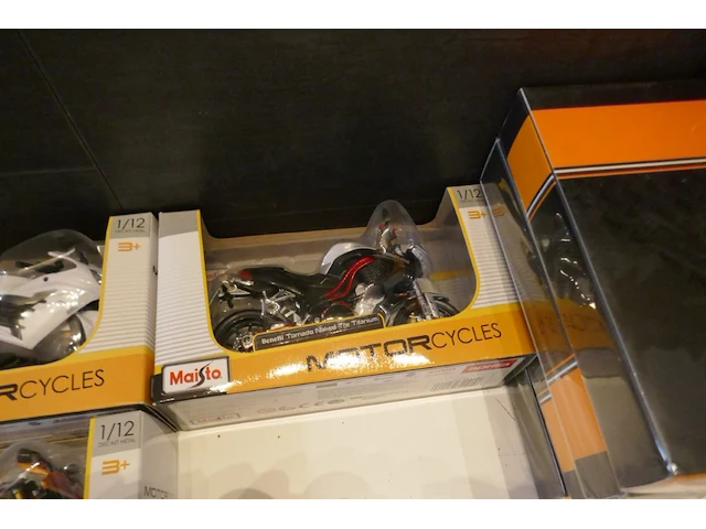 Miniatuur autos - 3 stuks maisto - burago + motos - afbeelding 6 van  8