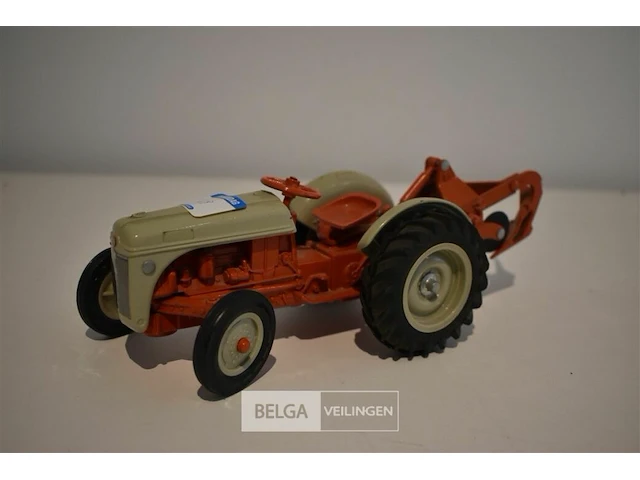Miniatuur traktor ford met ploeg - afbeelding 1 van  2