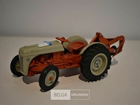 Miniatuur traktor ford met ploeg - afbeelding 1 van  2