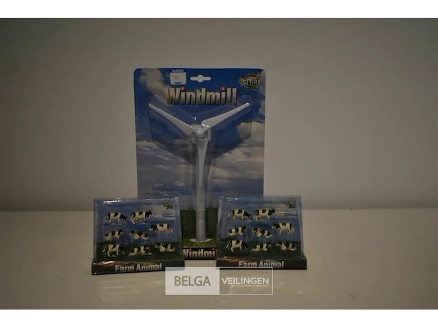 Miniatuur windmolen op batterijen en verzameling miniatuur koeien - afbeelding 1 van  1