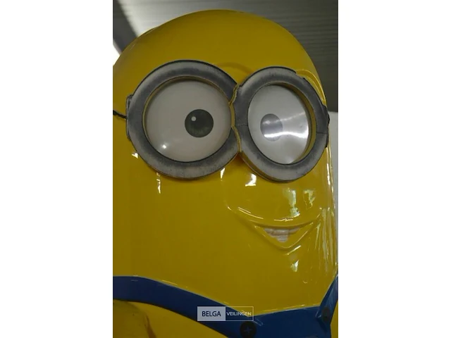 Minion h=85cm (bril en voet beschadigd) - afbeelding 3 van  4