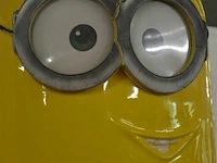 Minion h=85cm (bril en voet beschadigd) - afbeelding 3 van  4