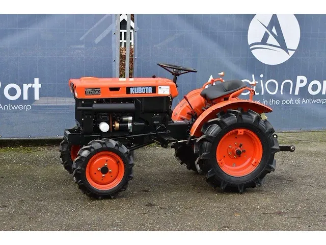 Minitractor kubota b7000 diesel refit - afbeelding 1 van  1