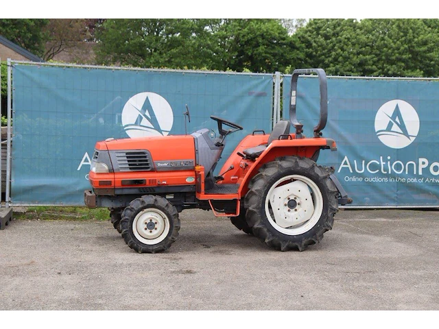 Minitractor kubota grandel gl240 diesel 23.7pk - afbeelding 1 van  1