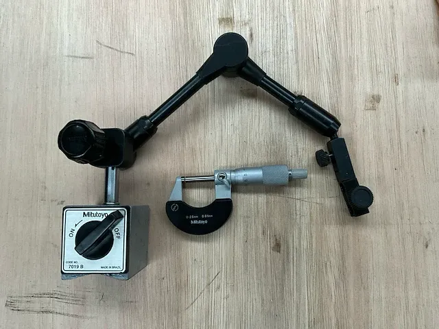 Mitutoyo micrometer en universele stand - afbeelding 1 van  4