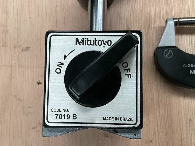 Mitutoyo micrometer en universele stand - afbeelding 2 van  4