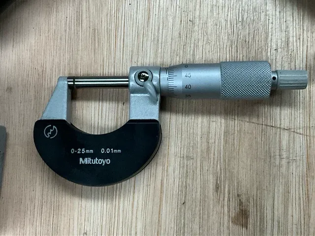 Mitutoyo micrometer en universele stand - afbeelding 3 van  4
