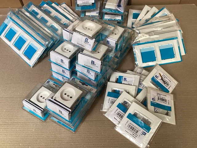 Mix kavel berker schakelmateriaal, afdekramen, stopcontacten, blindplaten - afbeelding 1 van  5