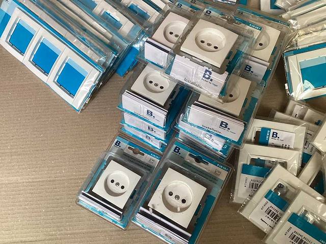 Mix kavel berker schakelmateriaal, afdekramen, stopcontacten, blindplaten - afbeelding 2 van  5