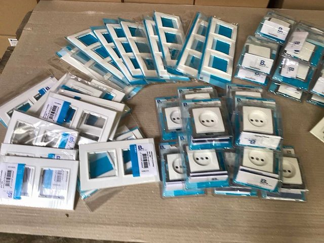 Mix kavel berker schakelmateriaal, afdekramen, stopcontacten, blindplaten - afbeelding 1 van  5