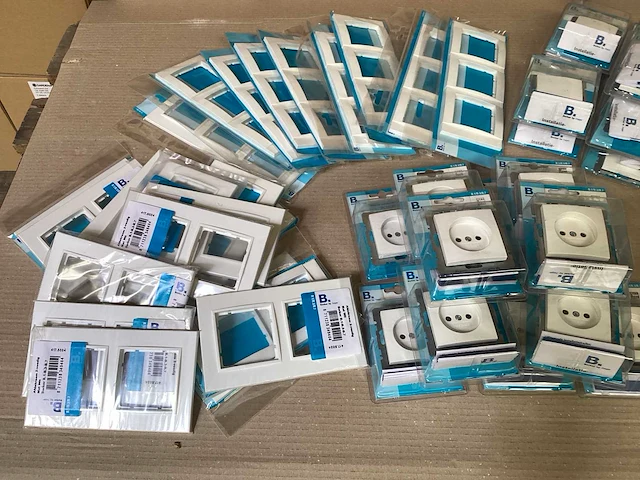 Mix kavel berker schakelmateriaal, afdekramen, stopcontacten, blindplaten - afbeelding 2 van  5