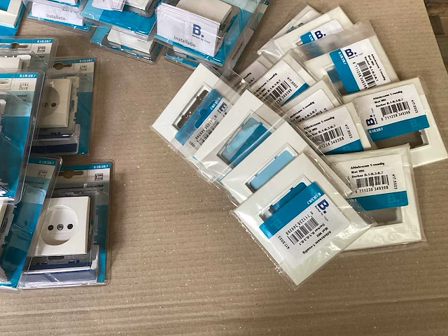 Mix kavel berker schakelmateriaal, afdekramen, stopcontacten, blindplaten - afbeelding 4 van  5