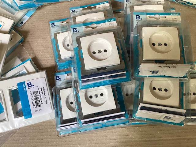 Mix kavel berker schakelmateriaal, afdekramen, stopcontacten, blindplaten - afbeelding 5 van  5