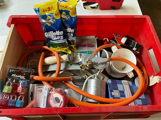 Mix kavel diverse doe-het-zelf artikelen - afbeelding 1 van  7