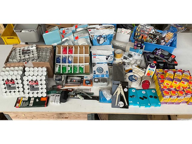 Mix kavel diverse doe-het-zelf artikelen - afbeelding 1 van  17