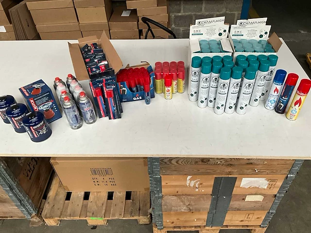 Mix kavel diverse gas vullingen voor o.a. aanstekers - afbeelding 1 van  9