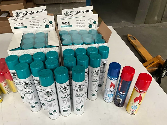 Mix kavel diverse gas vullingen voor o.a. aanstekers - afbeelding 2 van  9
