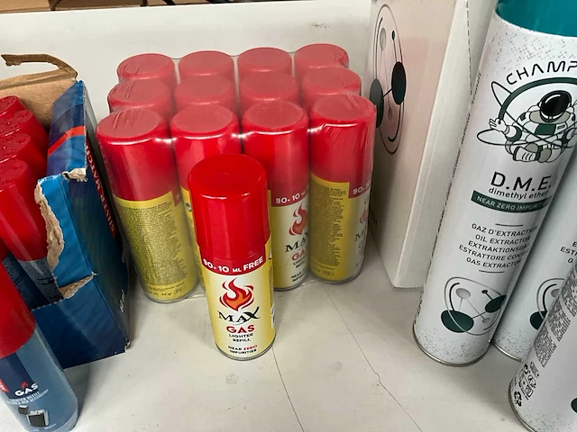 Mix kavel diverse gas vullingen voor o.a. aanstekers - afbeelding 4 van  9