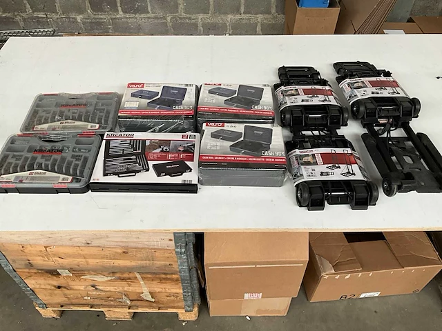 Mix kavel diverse gereedschap en geldkistjes - afbeelding 1 van  9