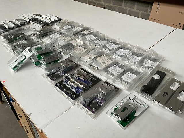 Mix kavel diverse hang- en sluitwerk van o.a. dulimex en axa - afbeelding 11 van  11