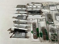 Mix kavel diverse hang- en sluitwerk van o.a. dulimex en axa - afbeelding 2 van  11