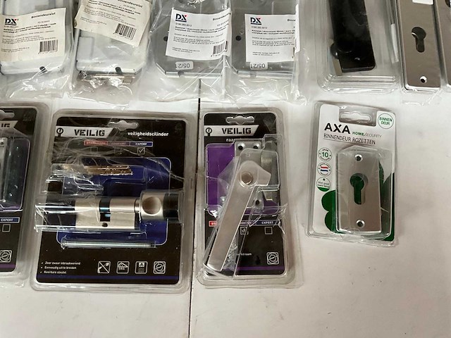 Mix kavel diverse hang- en sluitwerk van o.a. dulimex en axa - afbeelding 6 van  11