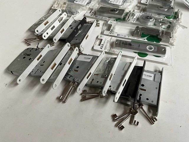 Mix kavel diverse hang- en sluitwerk van o.a. dulimex en axa - afbeelding 9 van  11