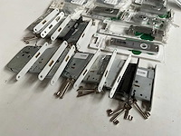 Mix kavel diverse hang- en sluitwerk van o.a. dulimex en axa - afbeelding 9 van  11