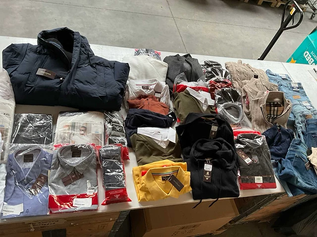 Mix kavel diverse merken en maten heren kleding - afbeelding 1 van  15