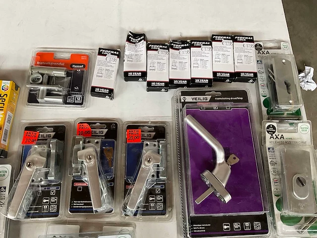 Mix kavel diverse merken hang- en sluitwerk - afbeelding 4 van  9