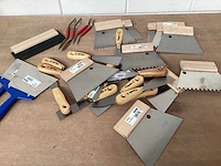 Mix kavel lijmkammen, spatels en plamuurmessen - afbeelding 1 van  4