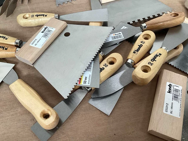 Mix kavel lijmkammen, spatels en plamuurmessen - afbeelding 2 van  4