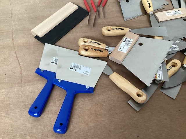 Mix kavel lijmkammen, spatels en plamuurmessen - afbeelding 4 van  4