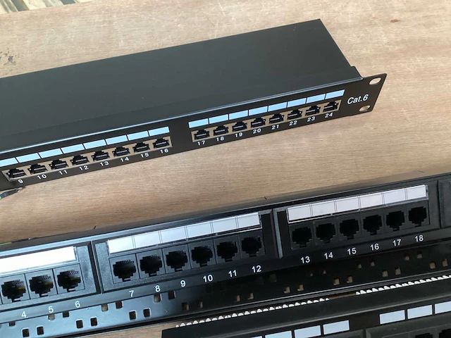 Mix kavel onderdelen patchkast 19” - afbeelding 4 van  5