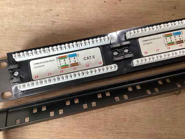 Mix kavel onderdelen patchkast 19” - afbeelding 5 van  5