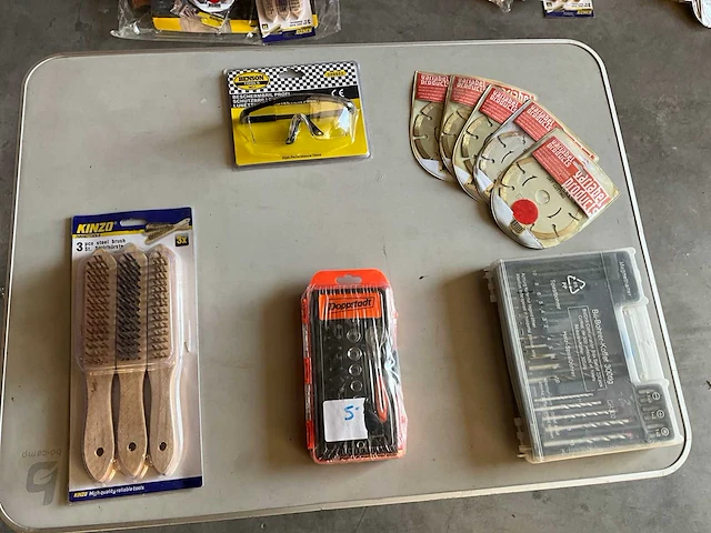 Mix lot gereedschap en accessoires - afbeelding 1 van  6