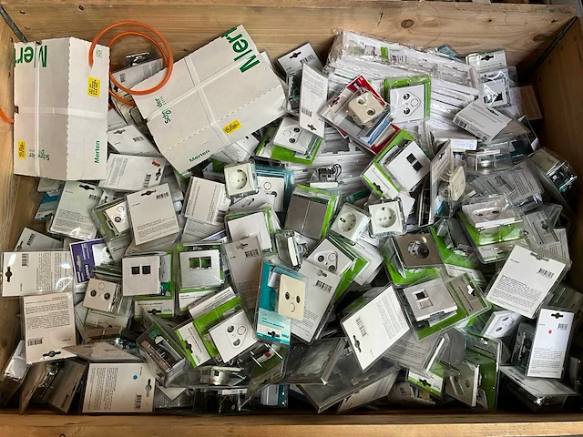 Mix pallet schakelmateriaal - afbeelding 1 van  7