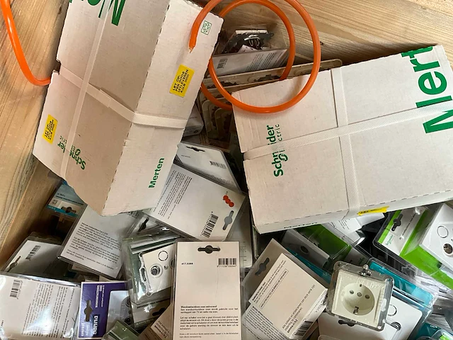Mix pallet schakelmateriaal - afbeelding 6 van  7