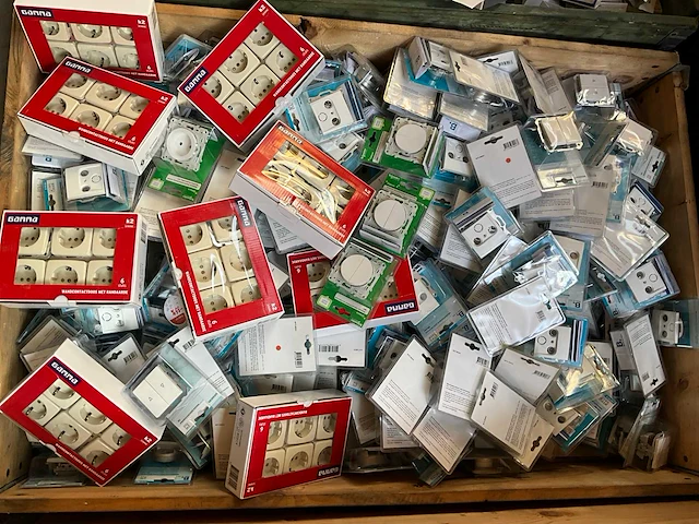 Mix pallet schakelmateriaal - afbeelding 1 van  5