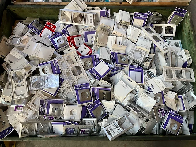 Mix pallet schakelmateriaal - afbeelding 1 van  7